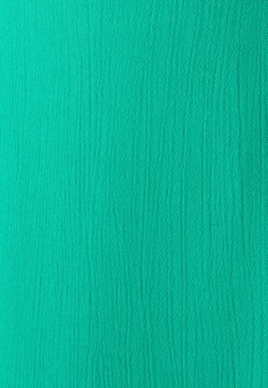 Tissu turquoise vif avec un motif texturé subtil de lignes verticales et de légères rides sur la surface.