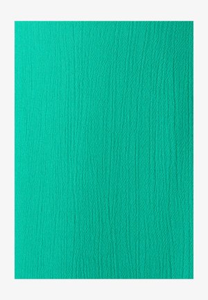 Tissu turquoise vif avec un motif texturé subtil de lignes verticales et de légères rides sur la surface.