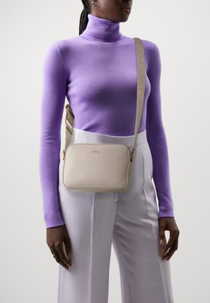 Borsa a tracolla Saddle Pelle di vitello granulata grigio nebbia