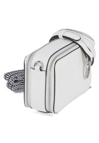 Vit syntetisk axelväska med texturerad yta, som har silverdetaljer, dragkedjor och en avtagbar svart och vit mönstrad rem.