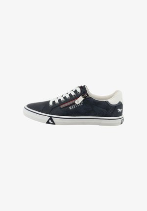 Baskets basses bleu marine avec lacets blancs, fermeture éclair latérale, semelle blanche et logo Mustang sur le côté et le talon.