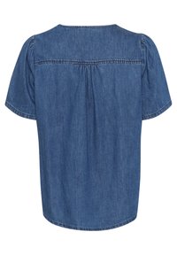 Džinsu blūze ar īsām pūkām piedurknēm, apaļu kakla izgriezumu un savākta aizmugures detaļa. Apstrādāta maigi zilā krāsā un gludā tekstūrā.