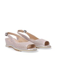 Světlé růžové slingback wedge boty s otevřenou špičkou, perforovaným designem a nízkým podpatkem. Mají nastavitelný pásek a texturovanou podrážku.