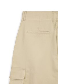 Beige Cargo-Hosen mit glatter Textur, ausgestattet mit Gürtelschlaufen, einer Gesäßtasche und einer seitlichen Cargotasche. Klarer, maßgeschneiderter Entwurf.