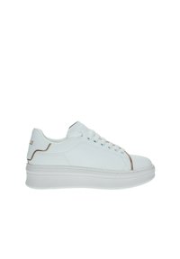 Sneakers bianchi in pelle con una superficie liscia, punta rotonda e suola rialzata. Presentano dettagli dorati sul tallone e cuciture laterali.