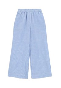 Pantalons large à rayures bleu clair avec une taille élastique, fabriqués en tissu doux, présentant des rayures blanches verticales pour un aspect texturé.