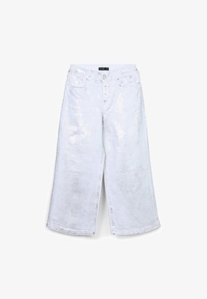 Jeans bianchi a gamba larga con una finitura lucida e testurizzata. Presentano una chiusura frontale con bottone, passanti per la cintura e un design a cinque tasche.