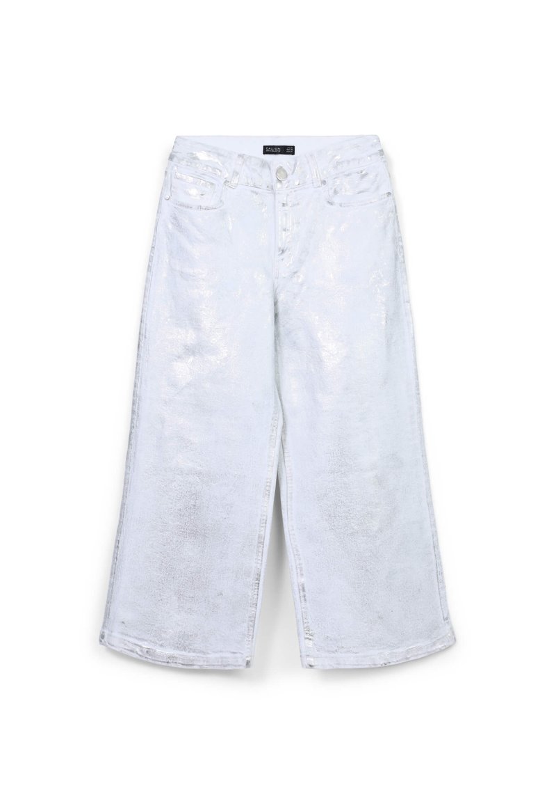 Jeans bianchi a gamba larga con una finitura lucida e testurizzata. Presentano una chiusura frontale con bottone, passanti per la cintura e un design a cinque tasche.