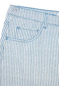 Tessuto a righe blu e bianche con una texture in denim, caratterizzato da una piccola tasca frontale e cuciture a contrasto nella cintura e sui bordi delle tasche.