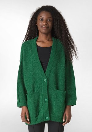 Cárdigan verde hecho de tejido de punto texturizado, con cuello en V, cierre de botones, dos bolsillos frontales y mangas largas.