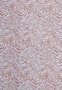 Tecido com um padrão de zebra ondulado em bege claro e castanho avermelhado sobre um fundo branco, com uma textura suave e um brilho subtil.