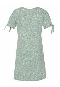Robe verte avec un léger motif floral blanc, manches courtes avec des liens aux épaules, coupe décontractée, tissu doux, encolure arrondie, longueur genou.