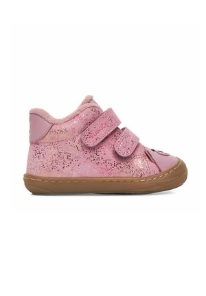Pink småbørns sko med glitrende overflade, to velcro-remme, blød foring og brun gummisål, vist i sideprofil på hvid baggrund.