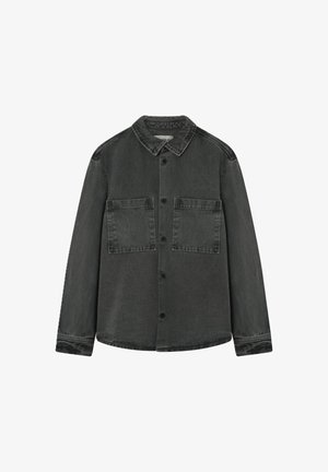 Harmaa farkkutakki, jossa on napitus edessä, klassinen kaulus, kaksi rintataskua ja pitkät hihat. Sisältää hienovaraisen tekstuurin ja kaarevan helman.