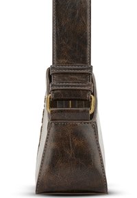 Borsa a tracolla in pelle marrone con una forma strutturata, dotata di una tracolla spessa, accenti in hardware dorato e dettagli di cucitura visibili.