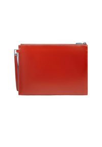 Pochette en cuir rouge à texture lisse, forme rectangulaire, fermeture éclair et bandoulière amovible. Présente un accent bleu contrastant.