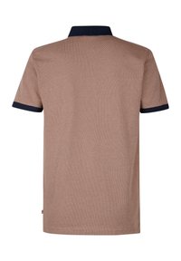 Brun kortärmad polotröja med texturerat mönster, marinblå krage och manschetter. Rak nederkant och sidoöppning detaljerat i botten.