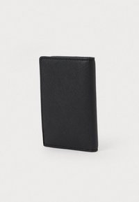 Μαύρο πορτοφόλι φτιαγμένο από υφασμάτινο υλικό, με λεπτό ορθογώνιο σχήμα, εμφανή ραφή και λείες γωνίες.