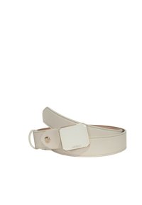 Cintura in ecopelle crema con una fascia ampia e una fibbia rettangolare lucida con un accento dorato, che mette in evidenza un design pulito e elegante.