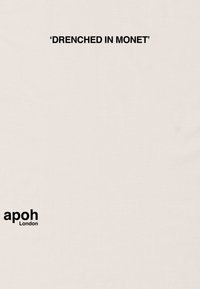 Béžová tkanina s hladkým povrchem, na které se nachází text „DRENCHED IN MONET“ a název značky „apoh London“ tučným černým písmem.