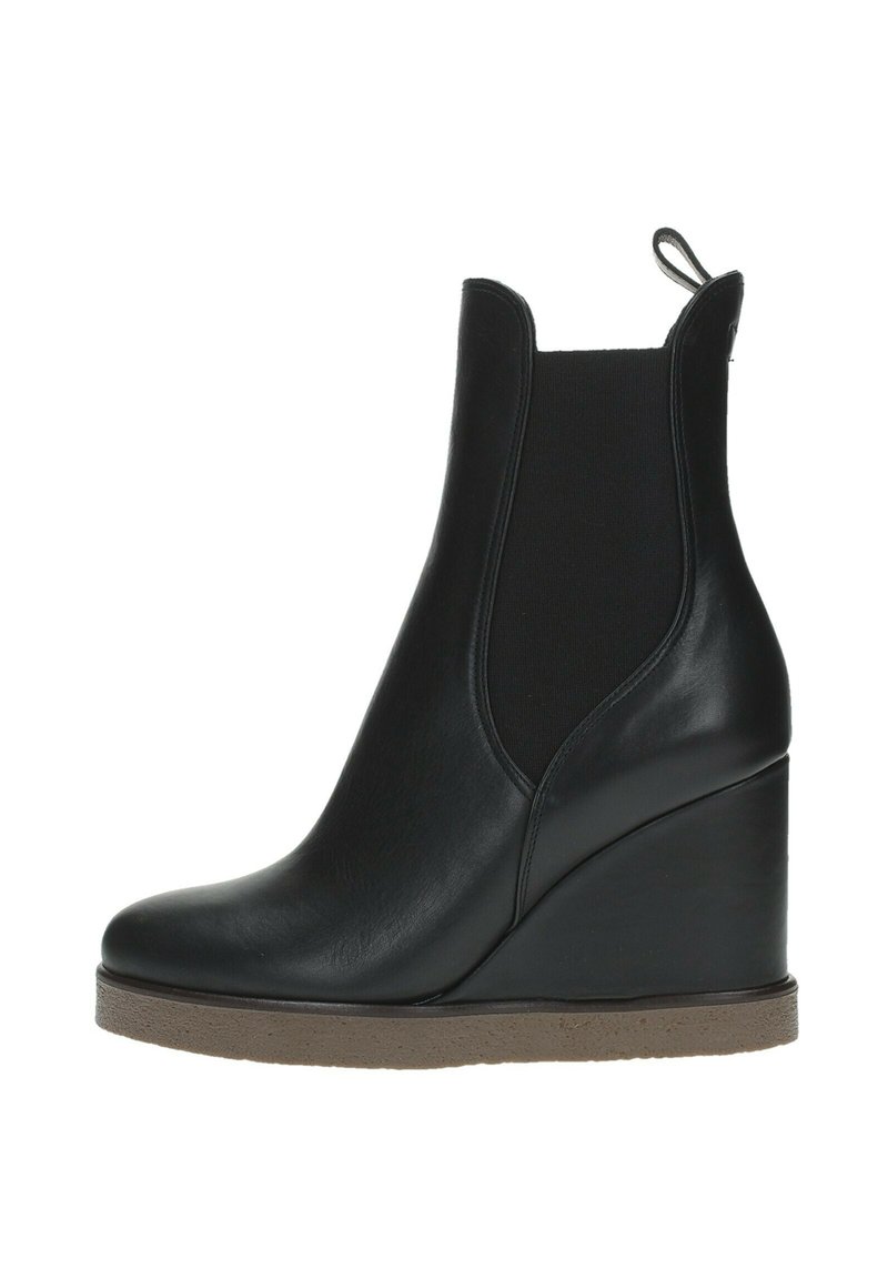 Bottines à talons wedge en cuir noir avec panneaux élastiques sur les côtés, bout arrondi et semelle en caoutchouc marron texturée. Comprend une languette à l'arrière.