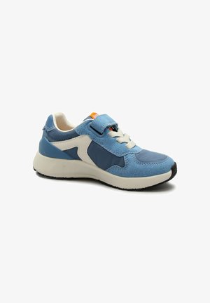 Sneaker blu e bianco con pannelli in mesh e suede, lacci bianchi, una fascia in velcro e suola bianca spessa con suola nera.