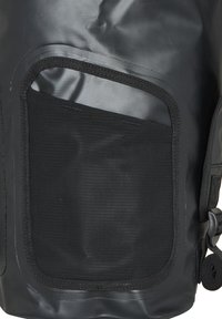 Schwarze wasserdichte Tasche mit strukturiertem Äußeren, verfügt über eine Netztasche, die an die Seite genäht ist, und einen robusten Riemen mit Schnallenverschluss.