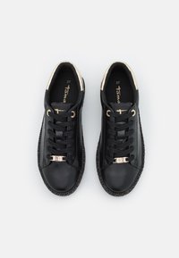 Czarne skórzane sneakersy z złotymi akcentami, z okrągłymi noskami, sznurowanym zapięciem, dekoracyjnymi detalami oraz teksturowaną czarną podeszwą. Rozmiar 37.