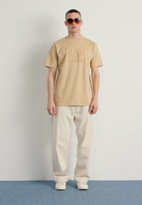adidas Originals MONOGRAM - T-shirt con stampa - magic beige