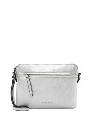 Borsa a tracolla in pelle argento con texture, dotata di una tracolla nera, caratterizzata da una tasca frontale con zip e il nome del marchio impresso sulla parte anteriore.