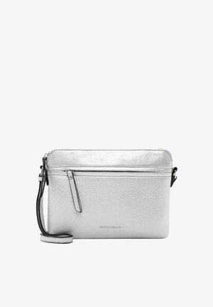 Srebrna skórzana torebka naramienna o teksturowanej powierzchni z czarnym paskiem, z przednią kieszenią na zamek błyskawiczny i wytłoczonym logo marki z przodu.