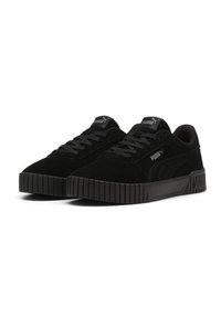 Schwarze Wildledersneaker mit flachen Schnürsenkeln, geriffelter Gummisohle und Puma-Logo auf der Zunge und der Seite. Minimalistisches Design mit glatter Textur.