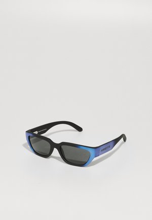 Occhiali da sole neri con montatura blu sfumata, forma rettangolare, lenti scure e logo impresso sulla tempia.