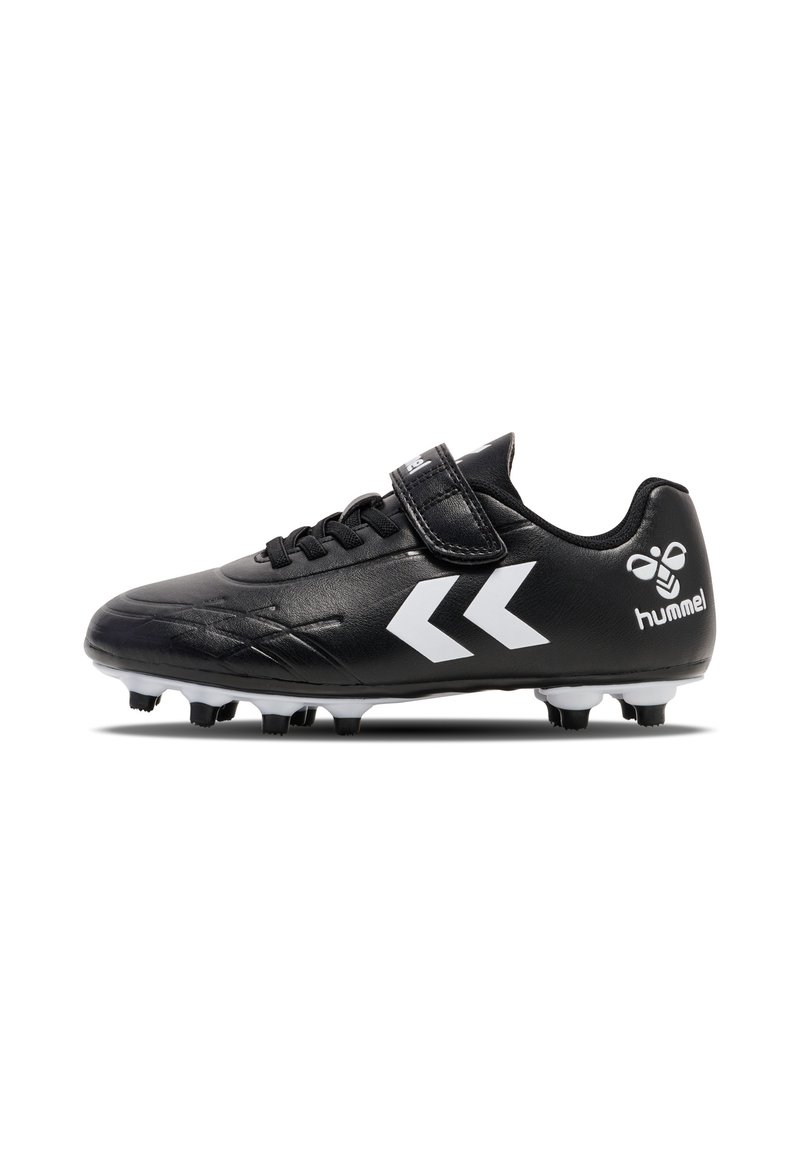 Botte de football noire avec une tige en synthétique lisse, un design en chevron blanc, des lacets et une sangle en Velcro ; elle est dotée de crampons blancs sur une semelle noire.
