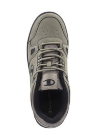 Zapato deportivo gris con textura lisa, puntera perforada, diseño de cordones y acentos negros en una suela de goma. Características con logo en el talón.