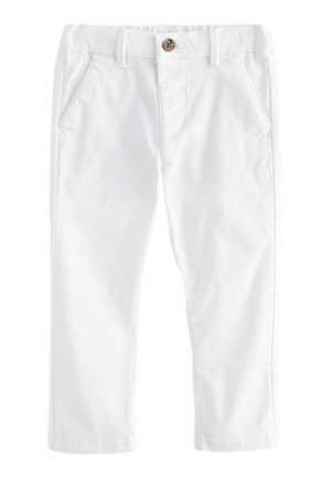 Pantalon blanc droit avec passants de ceinture, poches avant et fermeture par bouton marron à la taille.