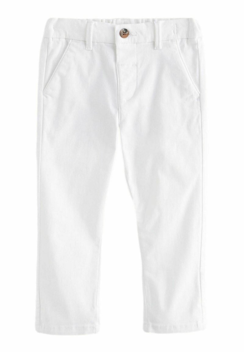 Pantalon blanc droit avec passants de ceinture, poches avant et fermeture par bouton marron à la taille.