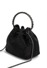 Schwarzer Mesh-Zugbeutel mit einem runden metallischen Griff, strukturiertem Oberflächen und einem Kettenriemen. Verfügt über einen gerafften oberen Teil und eine kompakte Form.