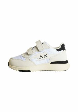 Scarpe sportive bianche e crema con strap in velcro, dotate di una tomaia sinteticaTexture, tallone nero in contrasto e suola decorata.