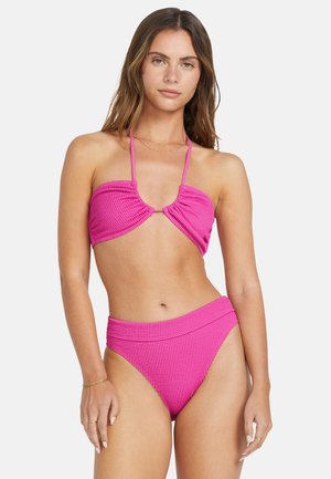 Costume da bagno a righe di un vivace colore rosa, con top bandeau e spalline regolabili, abbinato a slip a vita alta per una copertura e comfort ottimali.