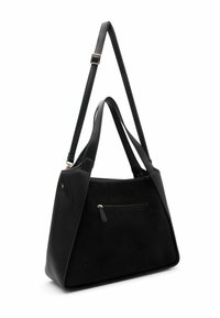 Schwarze Handtasche aus einer Kombination aus glatten und strukturierten Materialien, mit zwei Griffen, einem abnehmbaren Tragegurt und einer Reißverschlusstasche auf der Vorderseite.