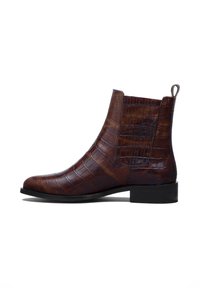 Braune Leder-Chelsea-Boots mit Krokodilprägung, mandelförmiger Zehenpartie, Zugschlaufe und niedrigem Blockabsatz. Glatte Oberfläche und elegantes Design.