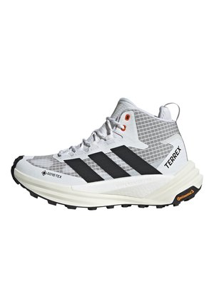 Hvid og grå højtop Adidas Terrex trailsko med sorte striber, Gore-Tex overdel og Continental gummisål.