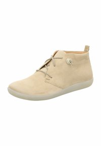 Stivaletti alla caviglia in suede beige con punta tonda, lacci discreti e superficie testurizzata. Fodera interna morbida e suola in gomma flessibile.