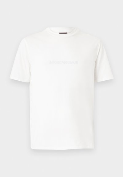 Λευκό κοντομάνικο T-shirt με στρογγυλή λαιμόκοψη και διακριτικό ανάγλυφο λογότυπο Emporio Armani στο κέντρο του στήθους.