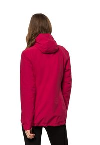 Fuchsiová nepromokavá bunda s kapucí, s hladkou, mírně lesklou texturou a elastickými manžetami, navržená pro ochranu před počasím.