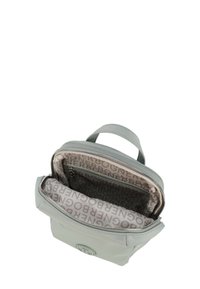 Grå läderväska med handtag på toppen, dragkedjestängning och insida med mönstrad foder med logotyp. Kompakt form lämplig för dagligt bruk.