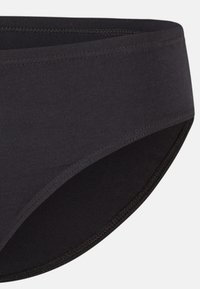 Zwarte katoenen mix volle dekking slips met een gladde textuur, elastische tailleband en subtiele stikdetails langs de randen.