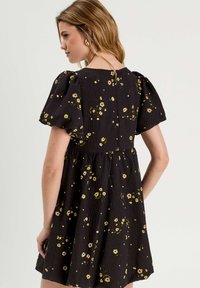 Cache Cache WEIT AUSGESTELLTES BALLKLEID - Robe de jour - jaune