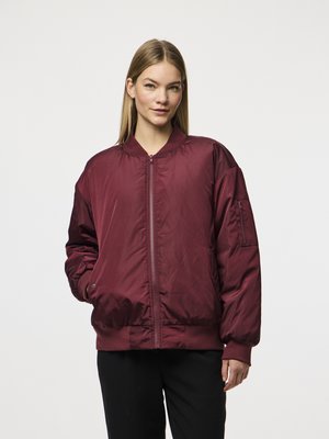 Bordeaux bomberjack met een geribbelde kraag, rits aan de voorkant en zijzakken. Beschikt over een gewatteerd ontwerp en elastische manchetten voor een aansluitende look.